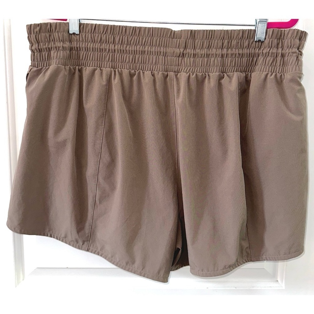 Women’s All in Motion flex woven high rise shorts - Picture 3 of 4